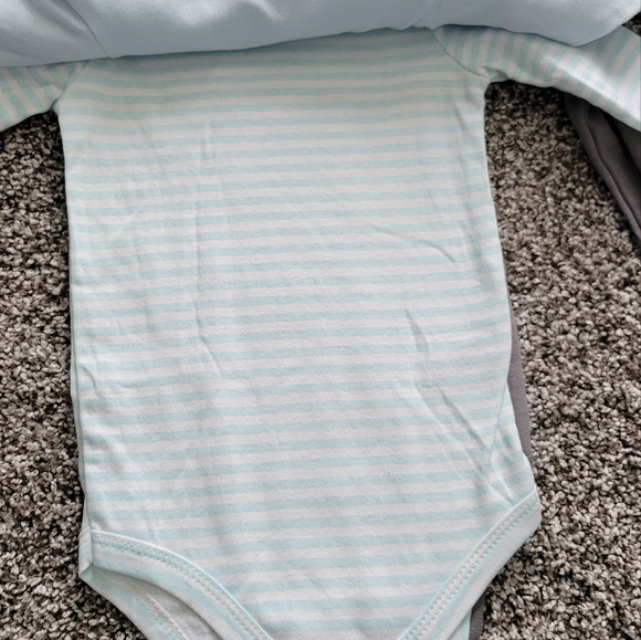 NWT bundle of 5 bodysuits, 9-12 months - Picture 5 of 7